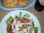 Retete low-carb: Salata cu somon afumat si dressing de iaurt